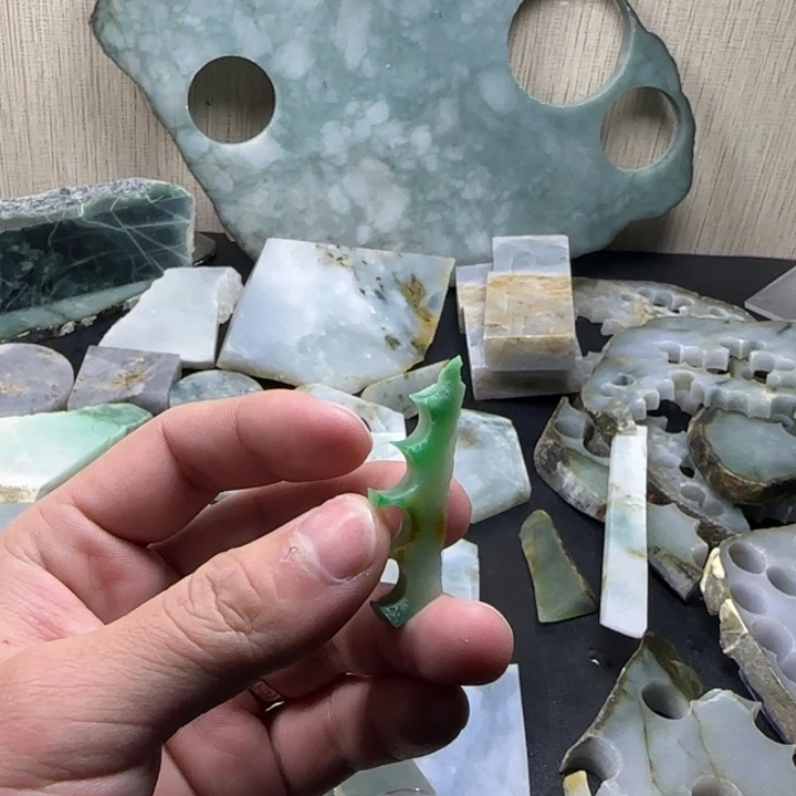 情***尘翡翠未镶嵌颈饰纯天然缅甸翡翠