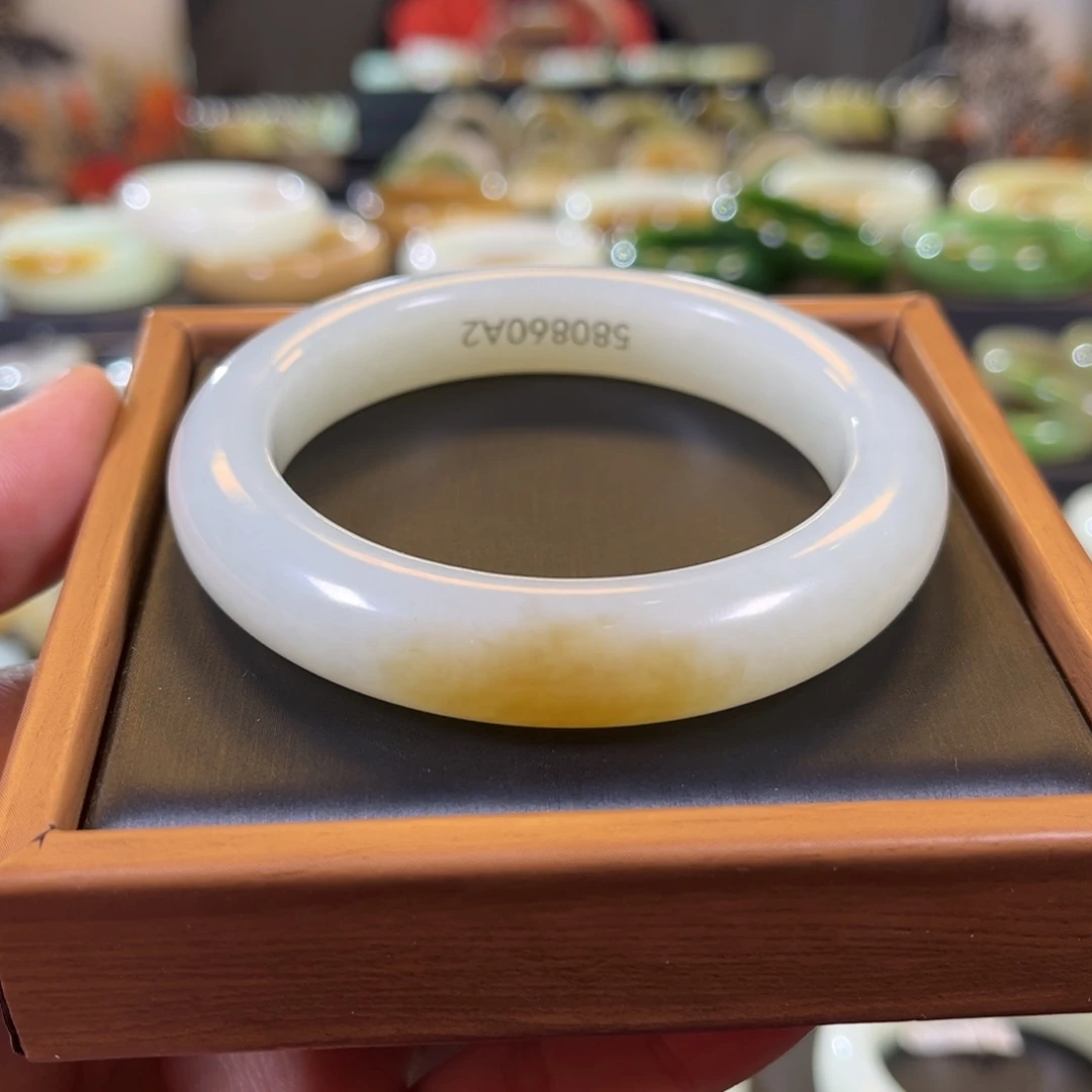 和田玉未镶嵌手镯58一口糖