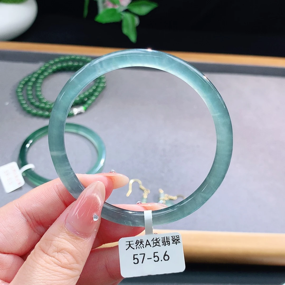 未镶嵌手镯（圆镯）翡翠