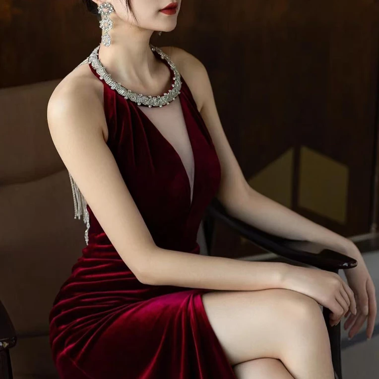 酒红色挂脖鱼尾礼服