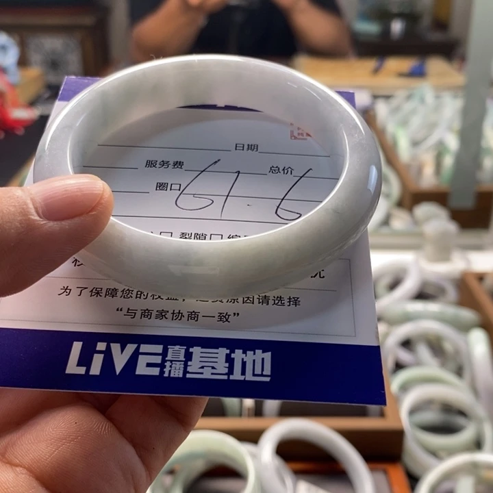 翡翠手镯未镶嵌手*心