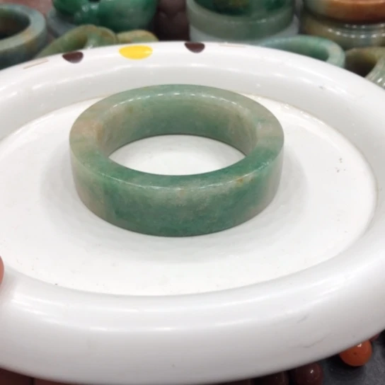 未镶嵌石英质玉珠宝半成品小**子