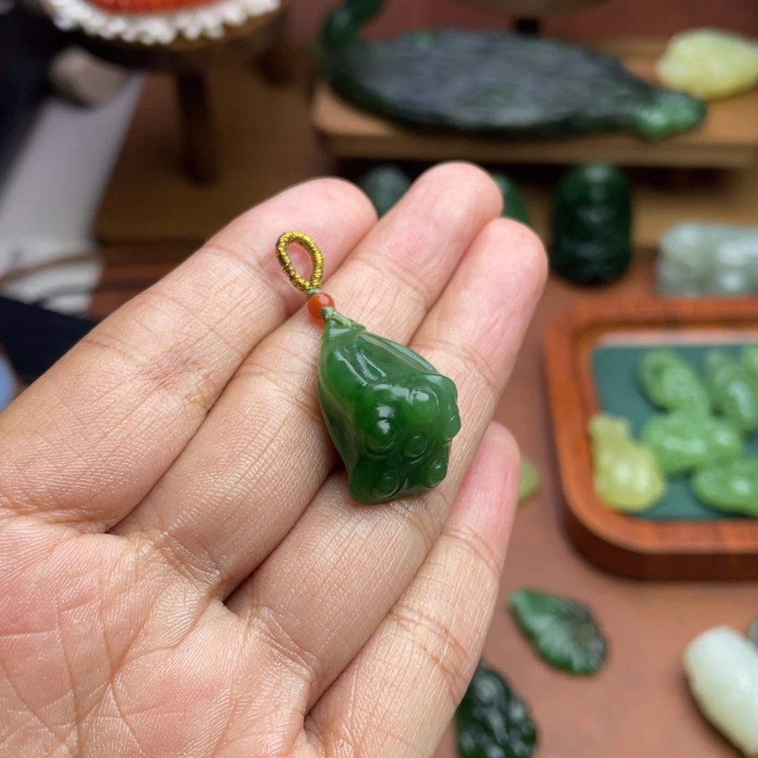 前***进和田玉未镶嵌颈饰