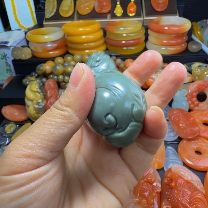 滴***石石英质玉（金丝玉）未镶嵌颈饰