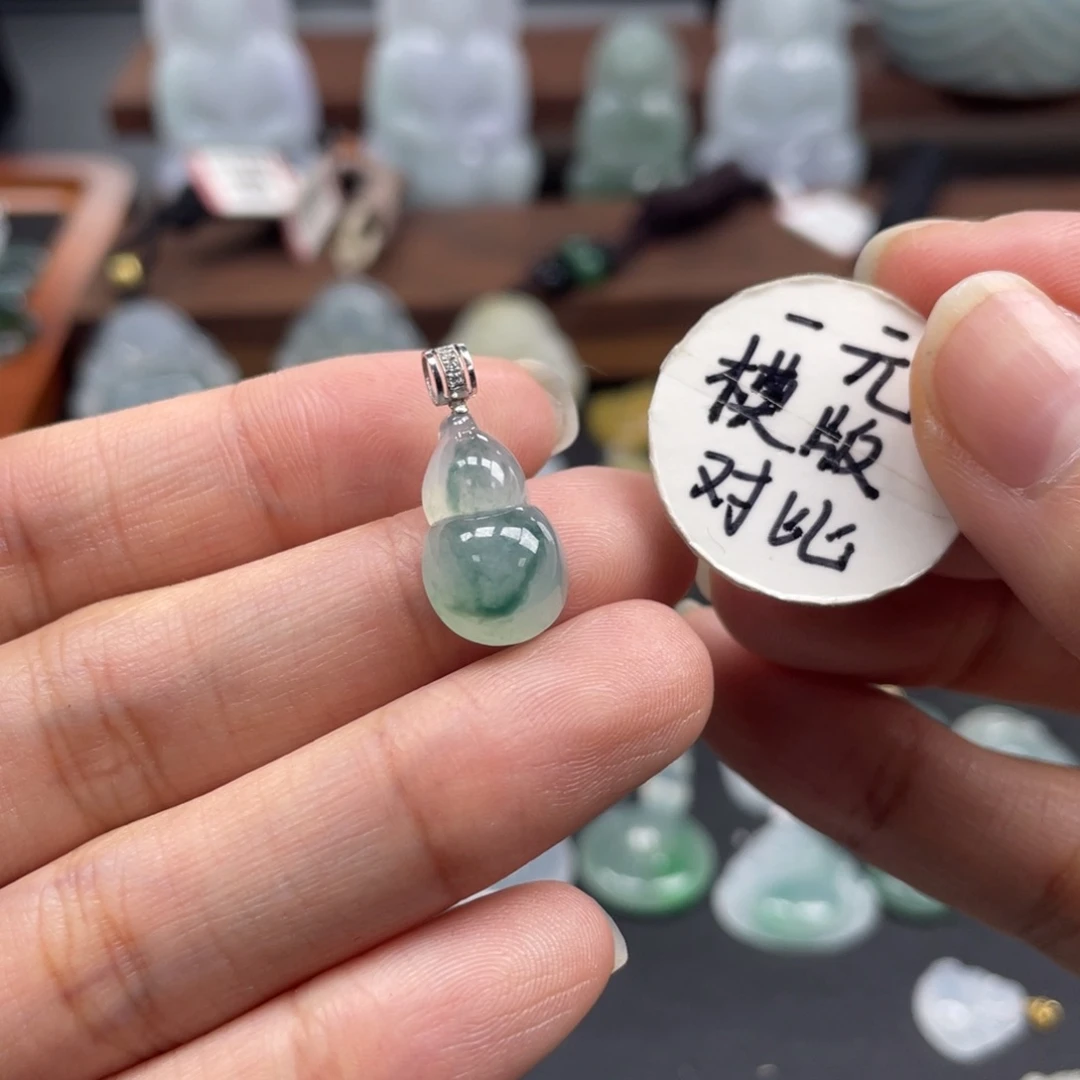 翡翠未镶嵌颈饰葫芦