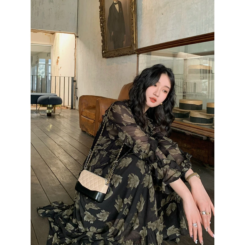 任小艺春季新品复古V领碎花连衣裙女复古仙女裙子氛围感茶歇长裙