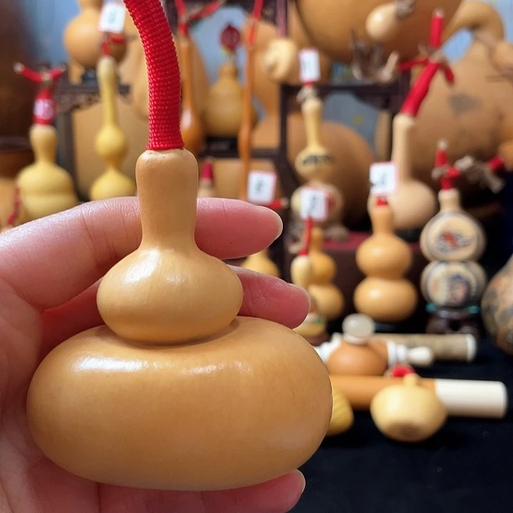 大**简葫芦丝老师在讲英语听力时