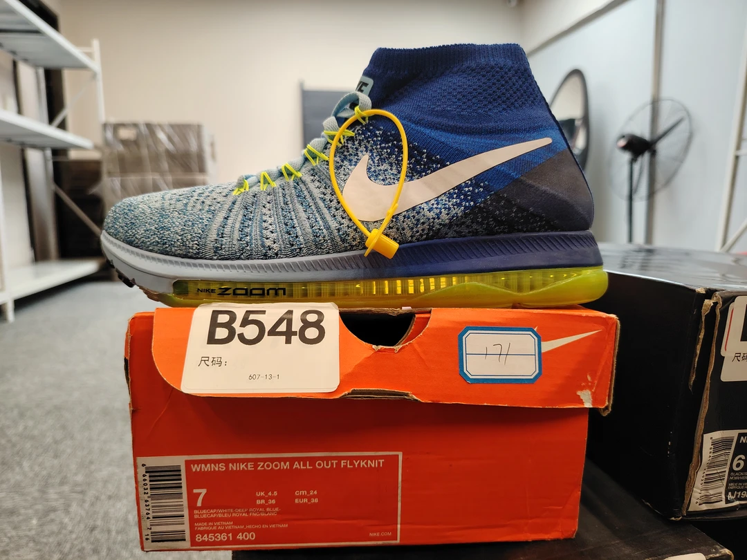 nike 蓝色高帮运动鞋  全新原盒 38码 12.3 bai B548