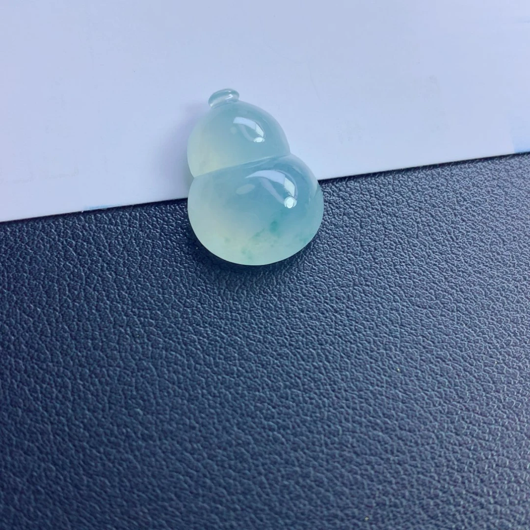 翡翠未镶嵌颈饰葫芦