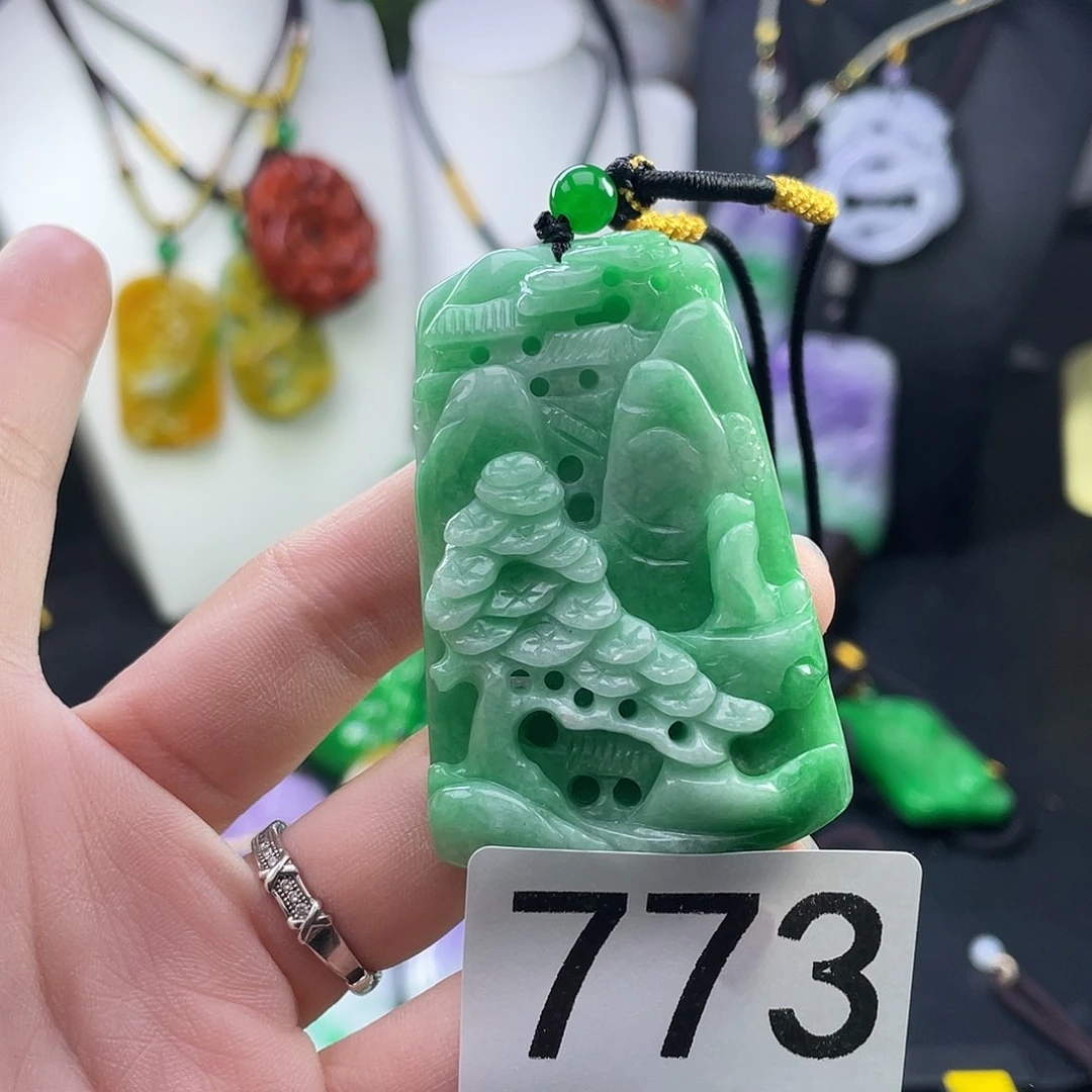 翡翠未镶嵌吊坠(赠链)