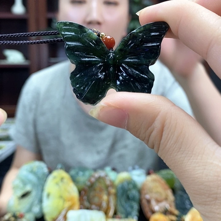 蛇纹石玉未镶嵌颈饰