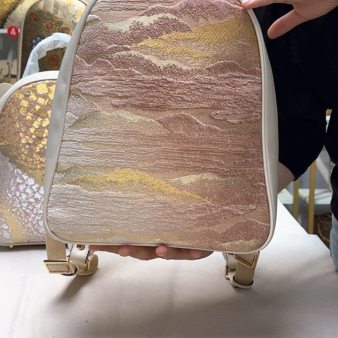 织绣高定风雨中的花朵，倔强又美丽。