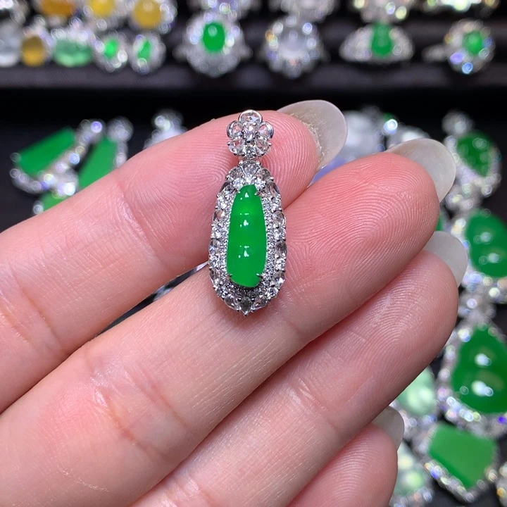 翡翠18K金镶嵌颈饰冰绿福豆