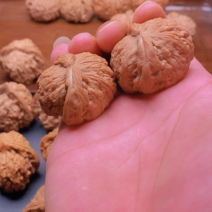 文玩核桃吊坠白狮子全品异形