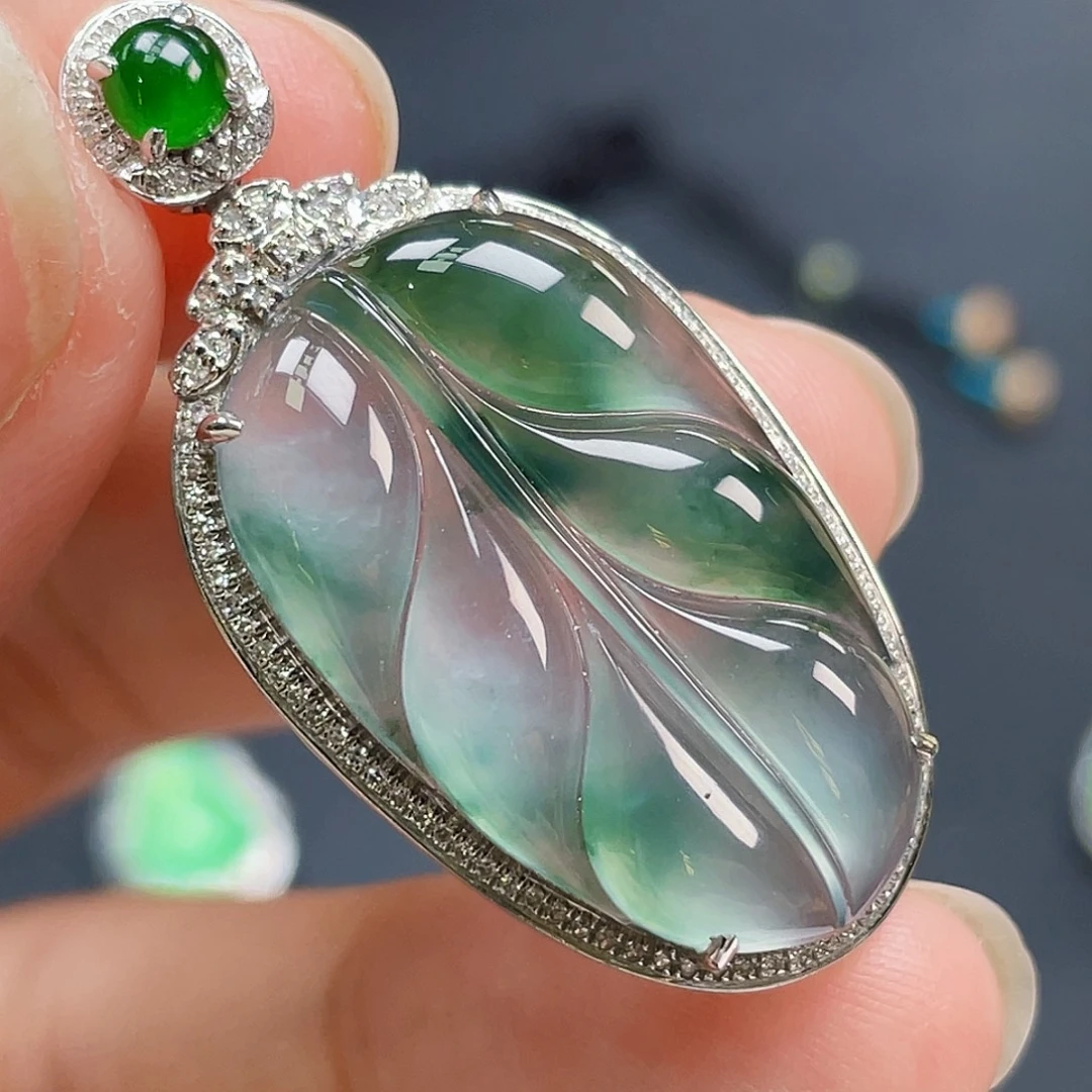 翡翠18K金镶嵌颈饰飘花叶子