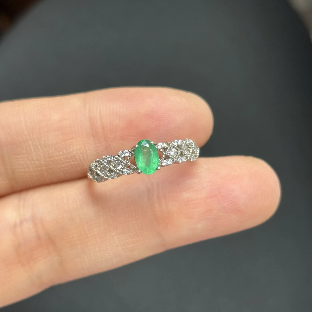 925银镀金镶嵌4×6毫米天然祖母绿戒指宽戒臂百搭颜色鲜艳