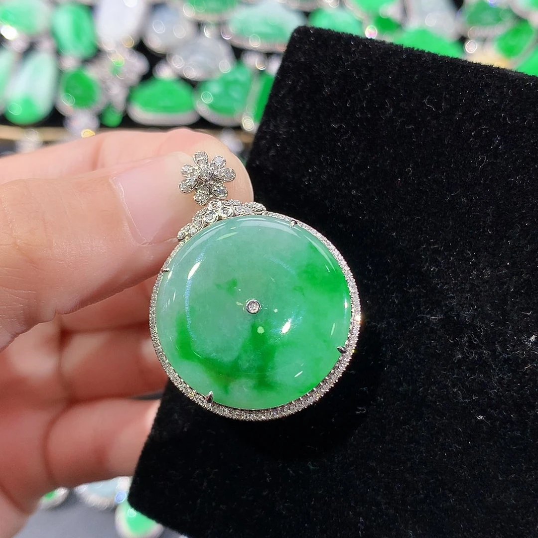 翡翠18K金镶嵌颈饰