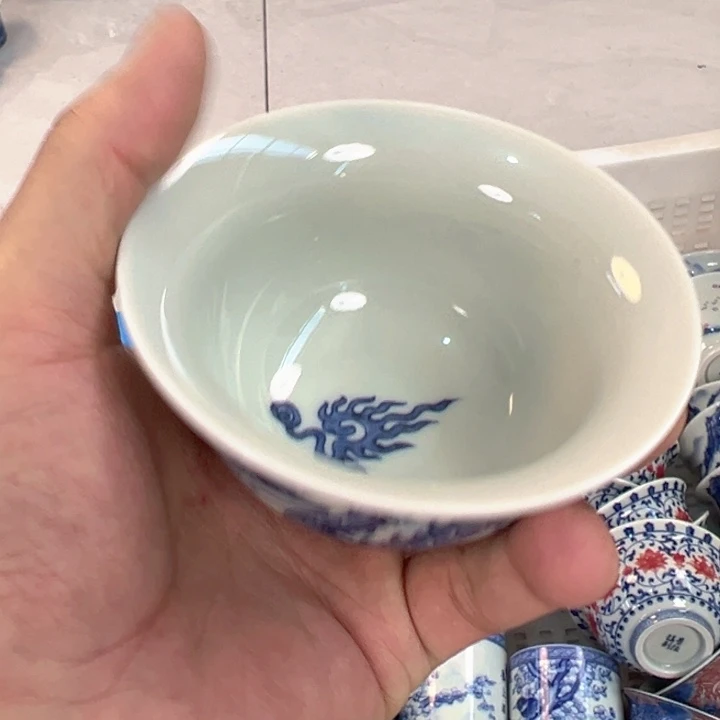 瓷片白青花铠甲龙压手杯全品