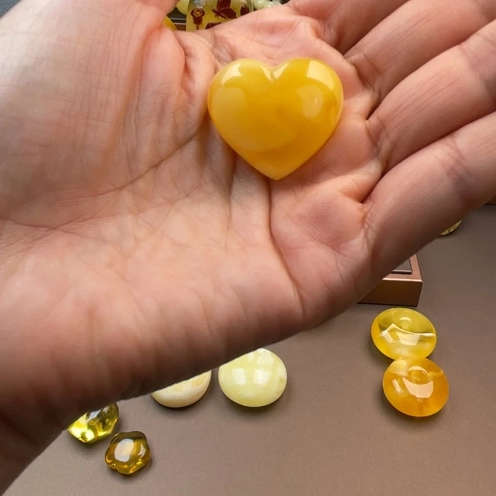 琥珀未镶嵌颈饰蜜蜡