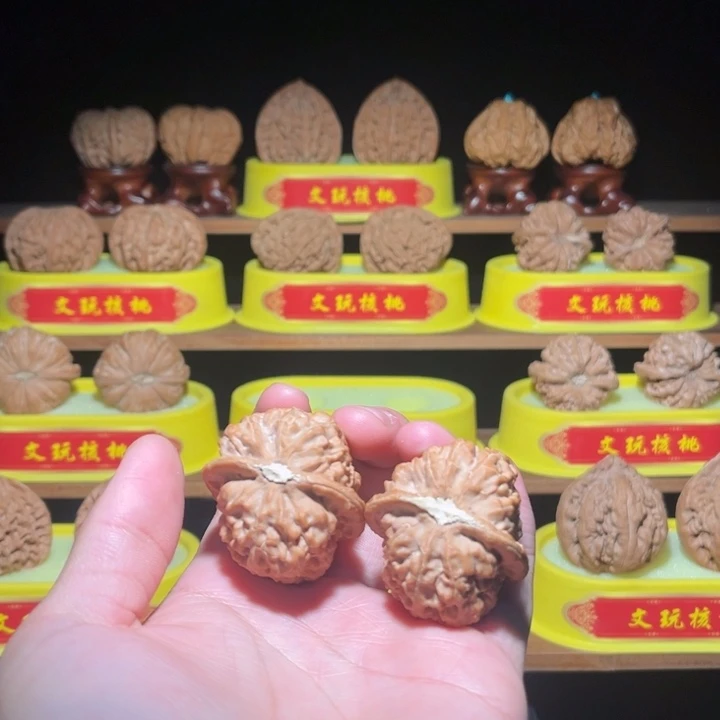 文玩核桃吊坠红莲