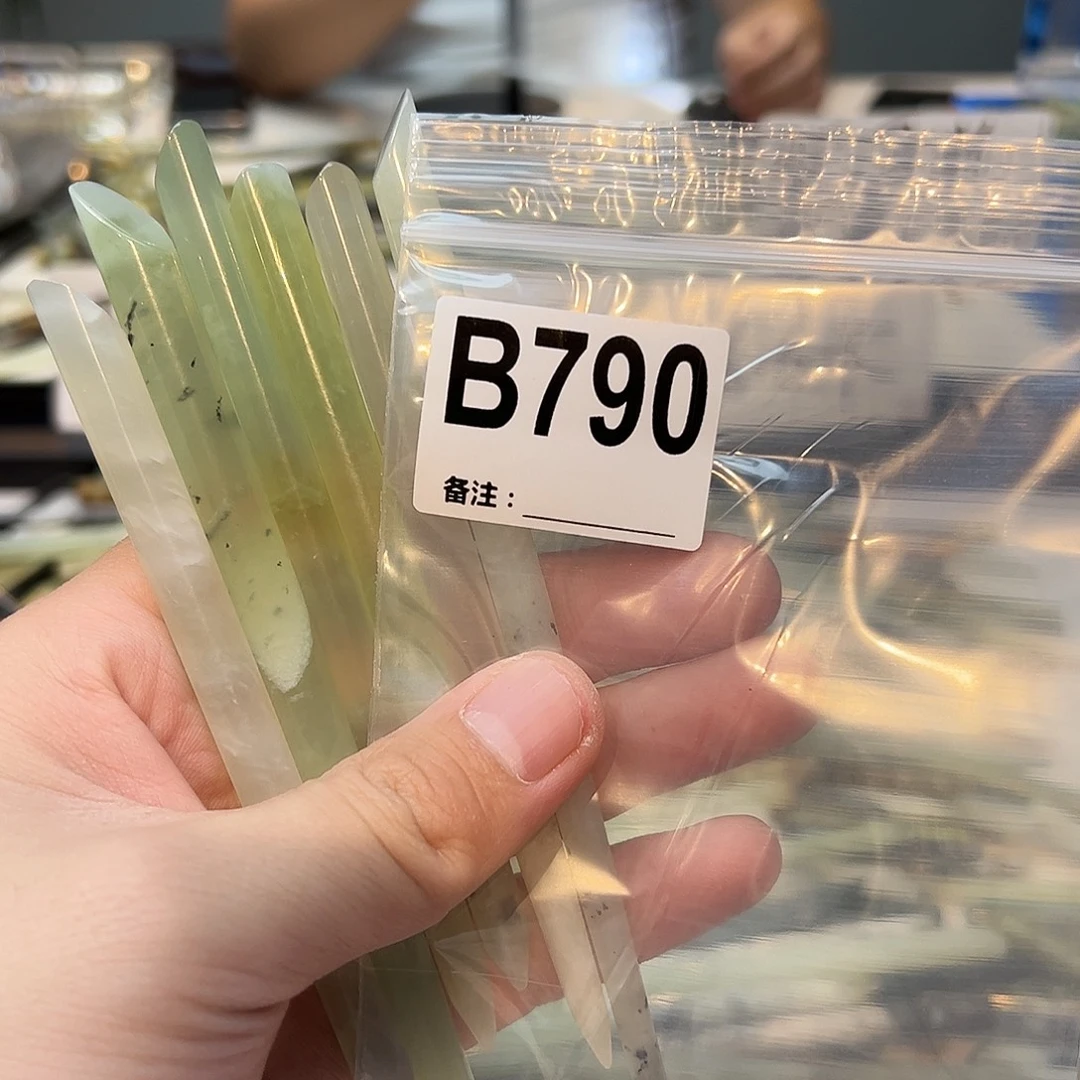 何***卿未镶嵌蛇纹石玉发饰