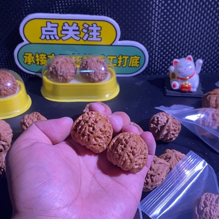 文玩核桃吊坠白狮子