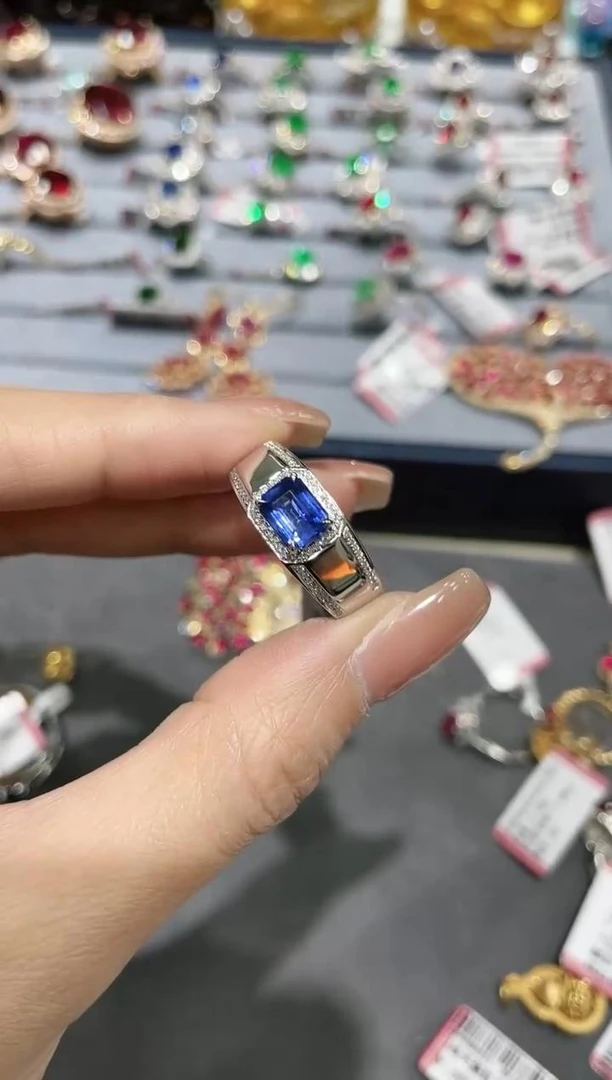 18K金镶嵌天然蓝宝石戒指