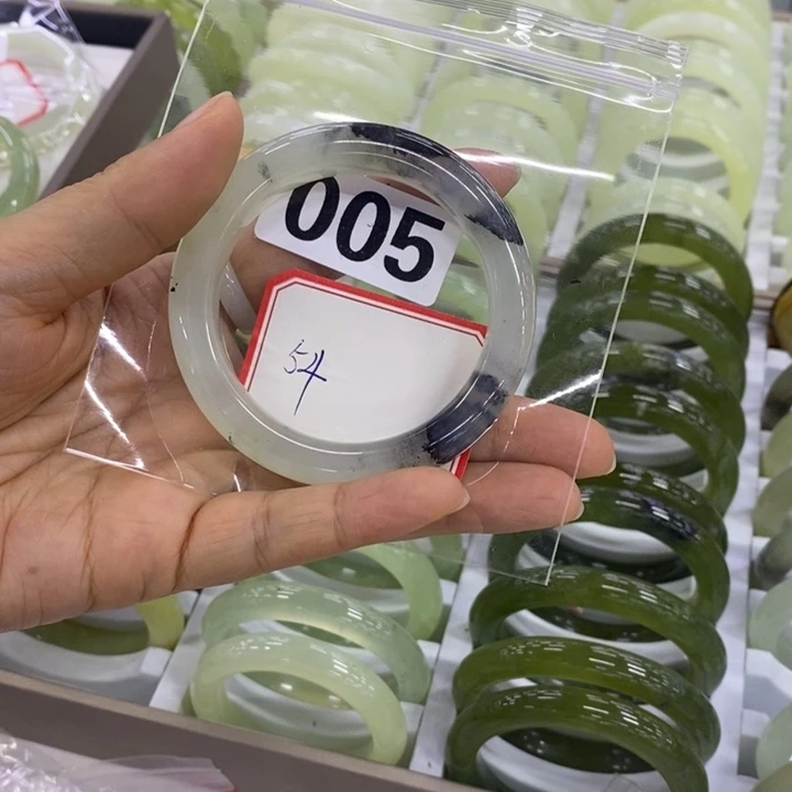 岫玉未镶嵌手镯（圆镯）