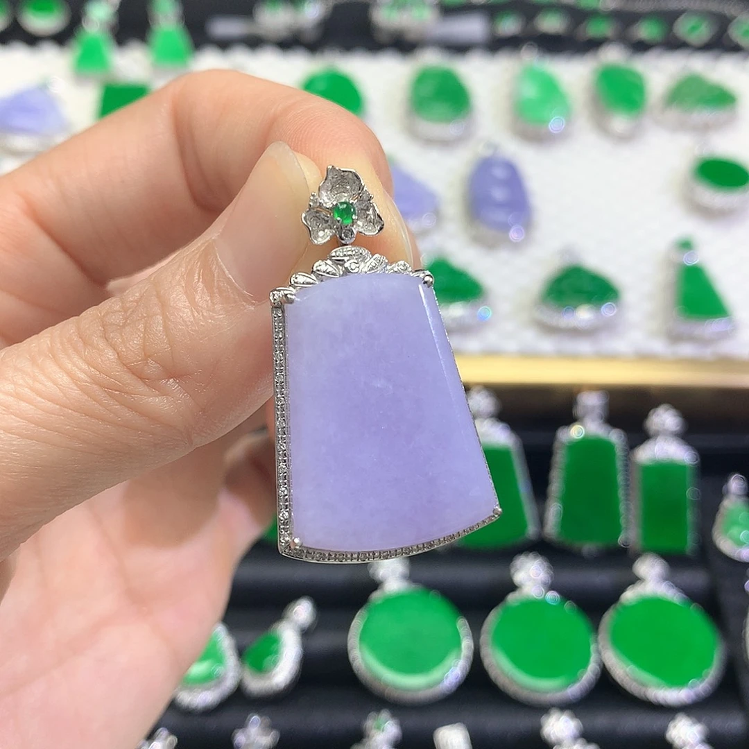 颈饰18K金镶嵌翡翠吊坠