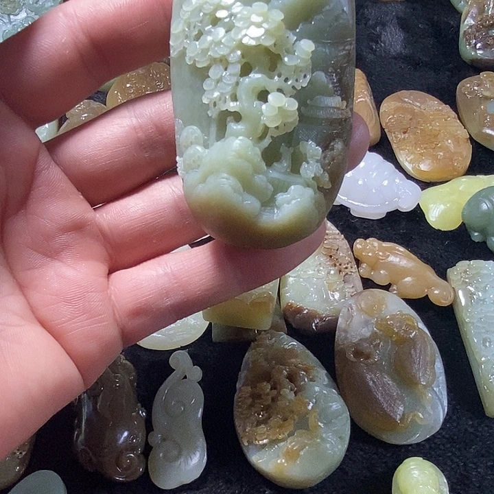 用***5定制和田玉（子料）和田玉定制的山水手把件