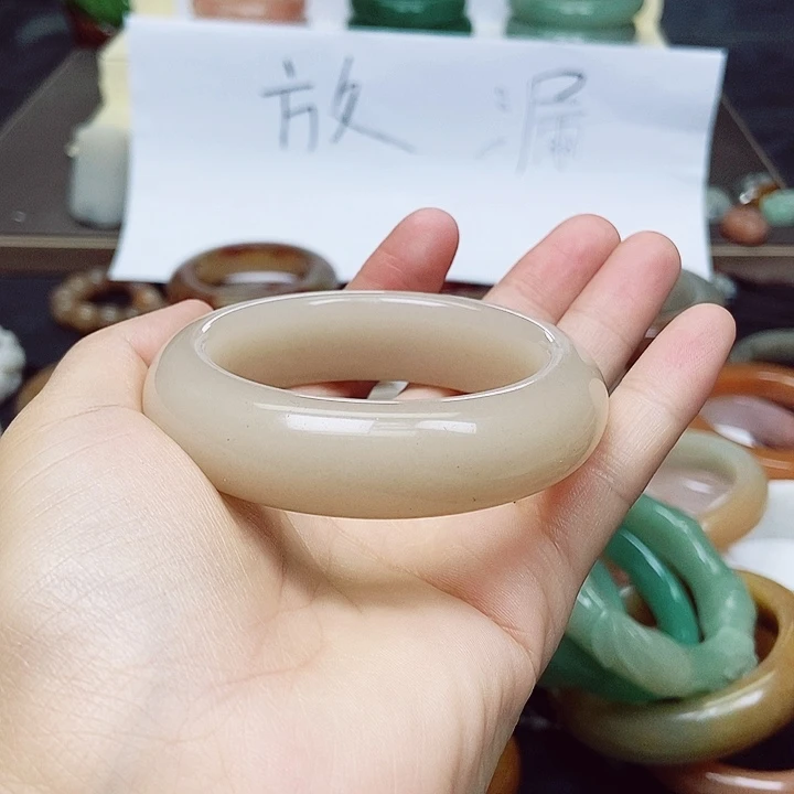 石英质玉手镯未镶嵌