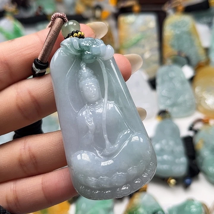 翡翠未镶嵌颈饰持莲观音