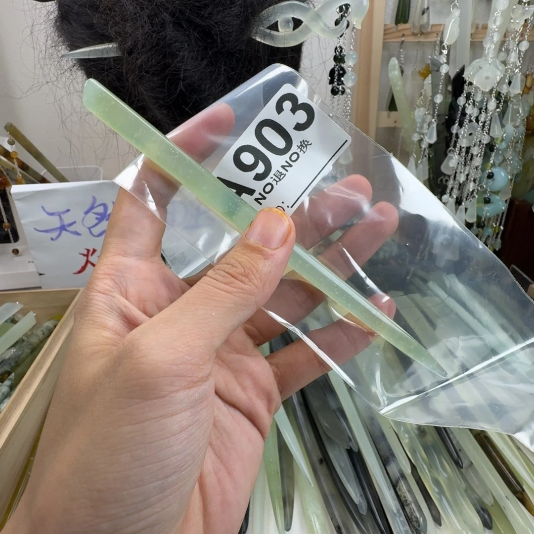 蛇纹石玉未镶嵌发饰蚕*宝