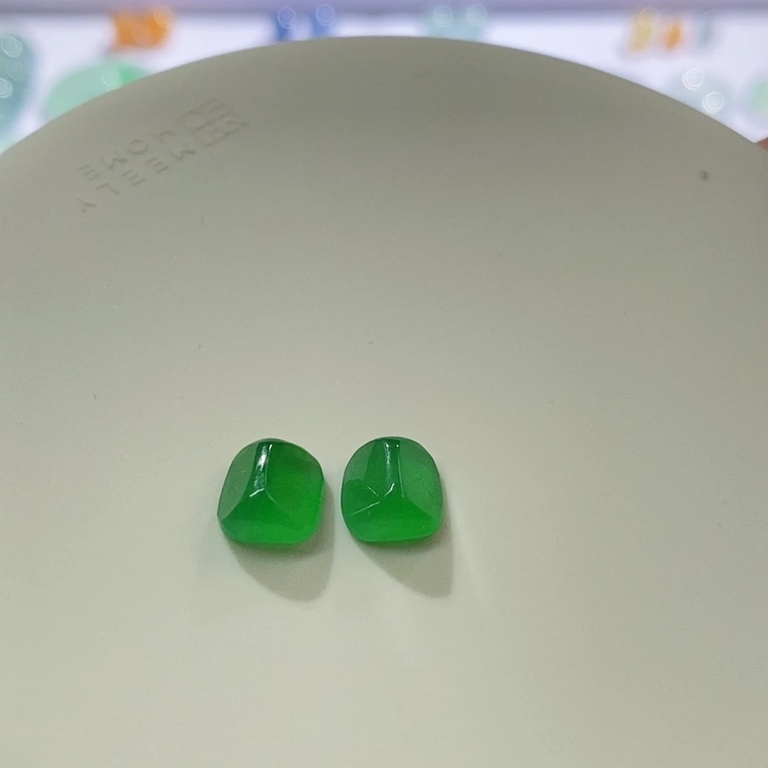 翡翠裸石冰玻阳绿一对