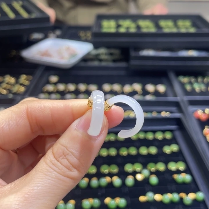 M***s和田玉银S925镶嵌耳饰