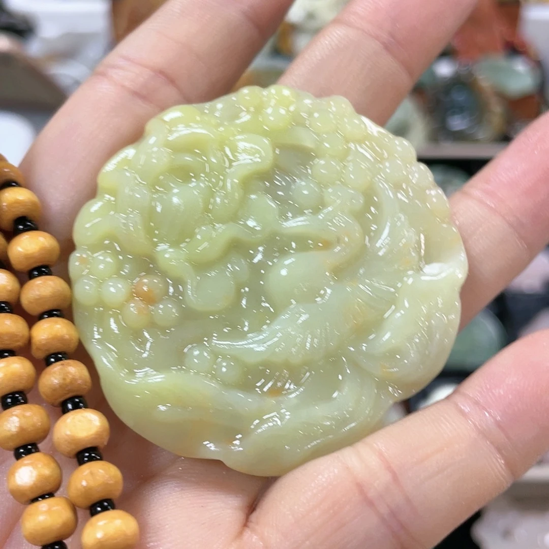 蛇纹石玉颈饰合金