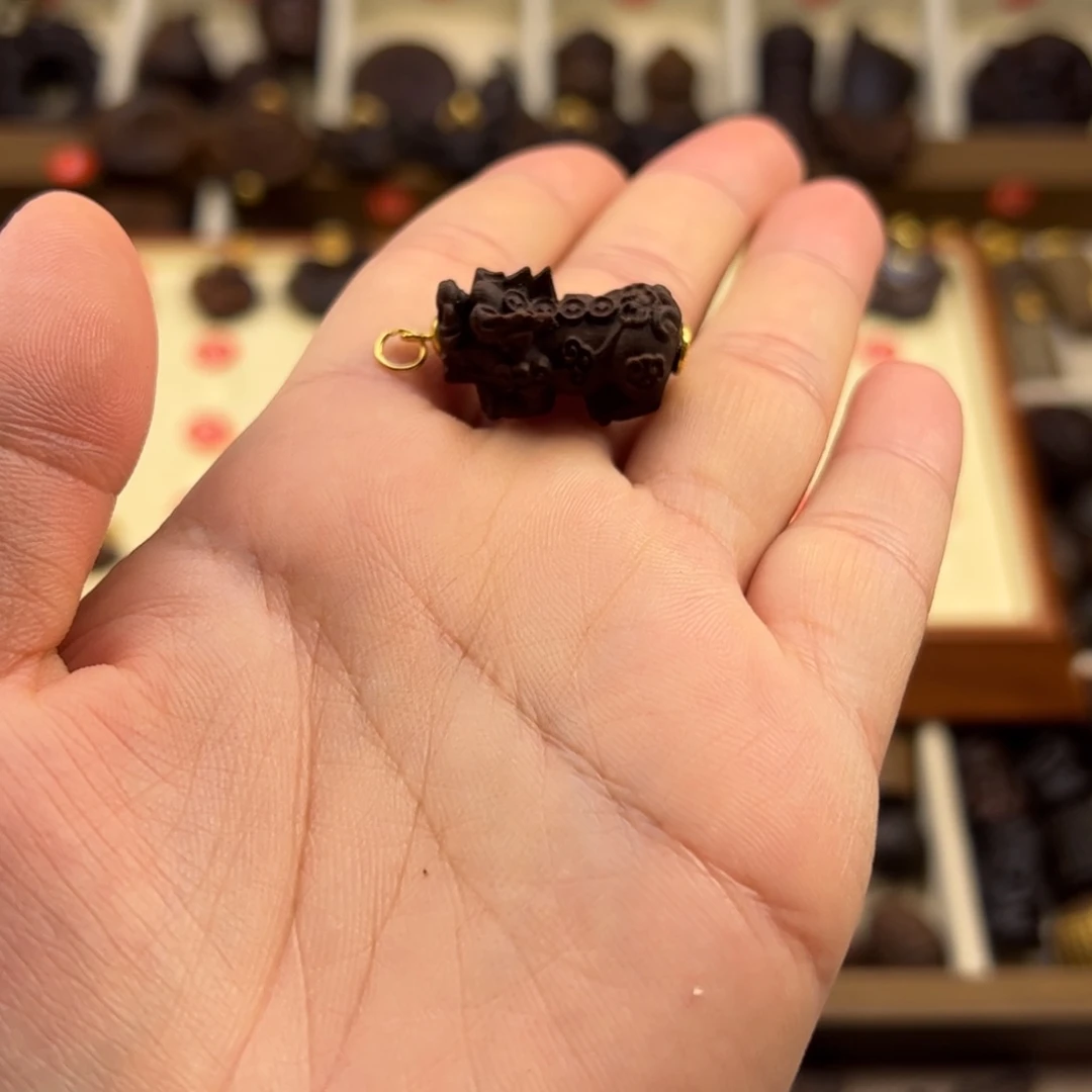 财***珠木质类貔恘随行脖挂配饰