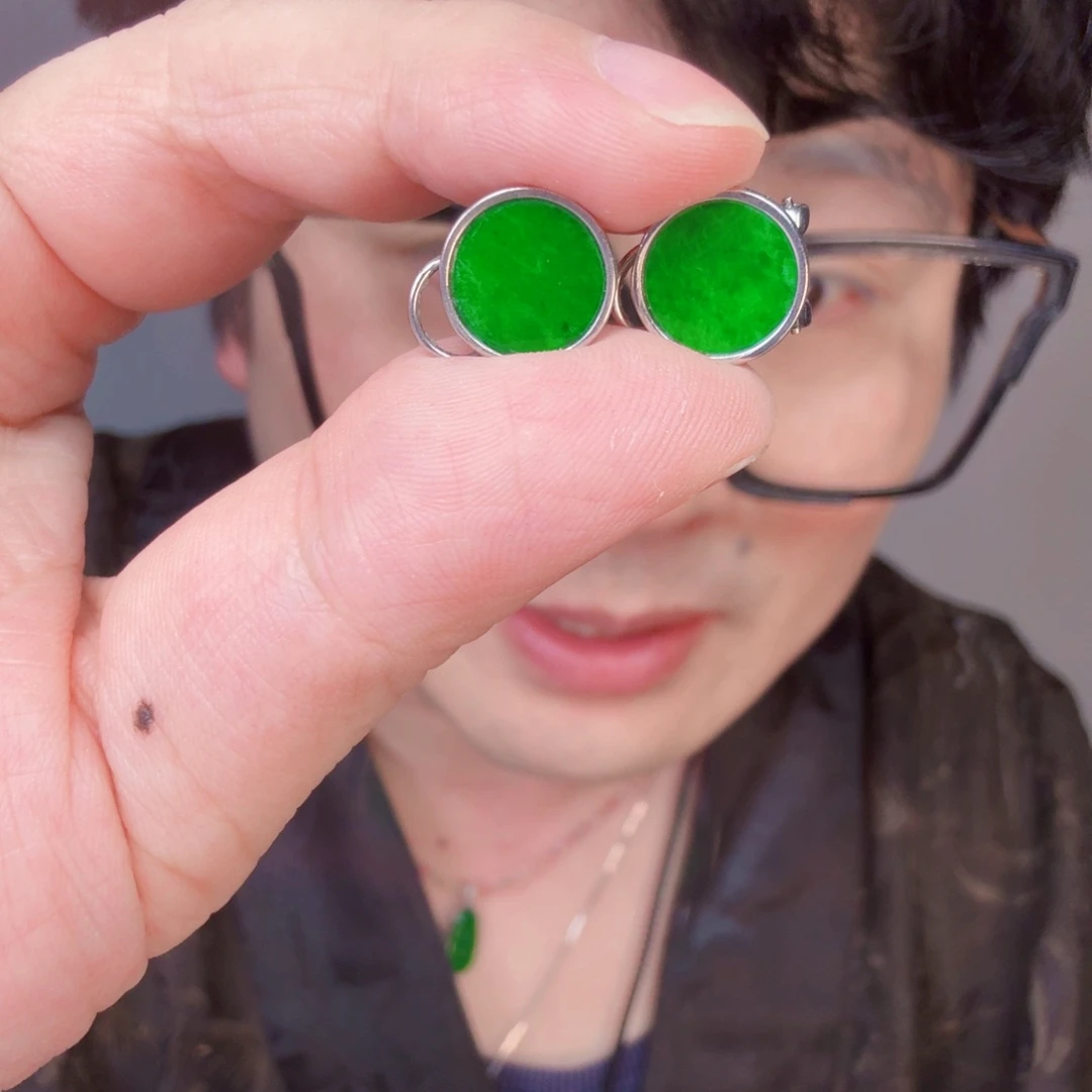 翡翠未镶嵌颈饰一对