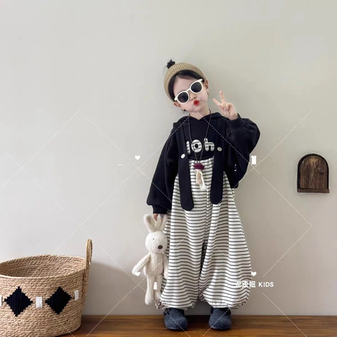 儿童套装秋2025新款男女童宽松百搭字母连帽卫衣可爱条纹背带裤潮