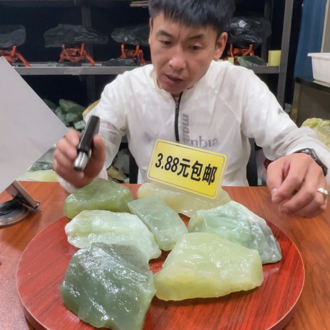 蛇纹石玉未镶嵌原石随机一块有裂痕