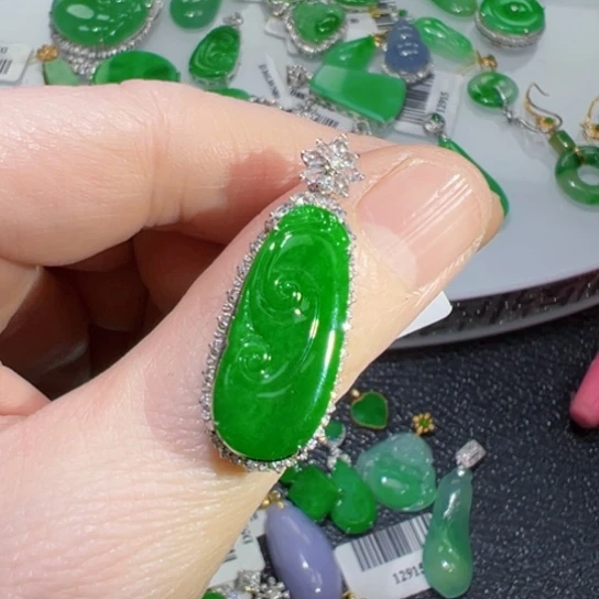 颈饰18K金镶嵌翡翠