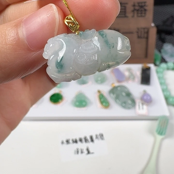 翡翠18K金镶嵌颈饰