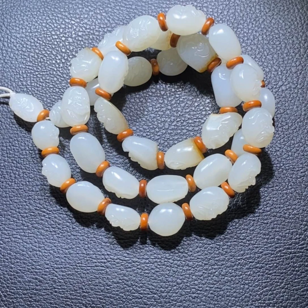 和田玉颈饰未镶嵌书*