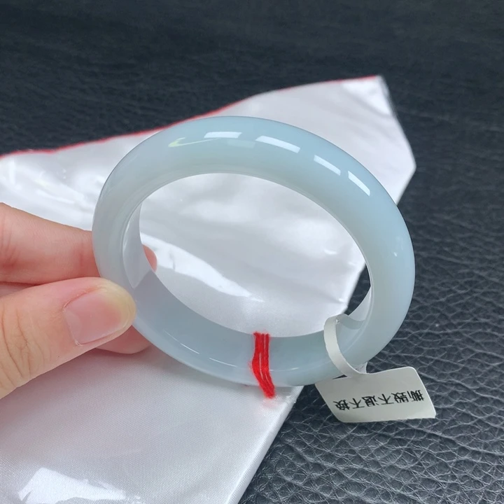 翡翠手镯未镶嵌你****瓜。