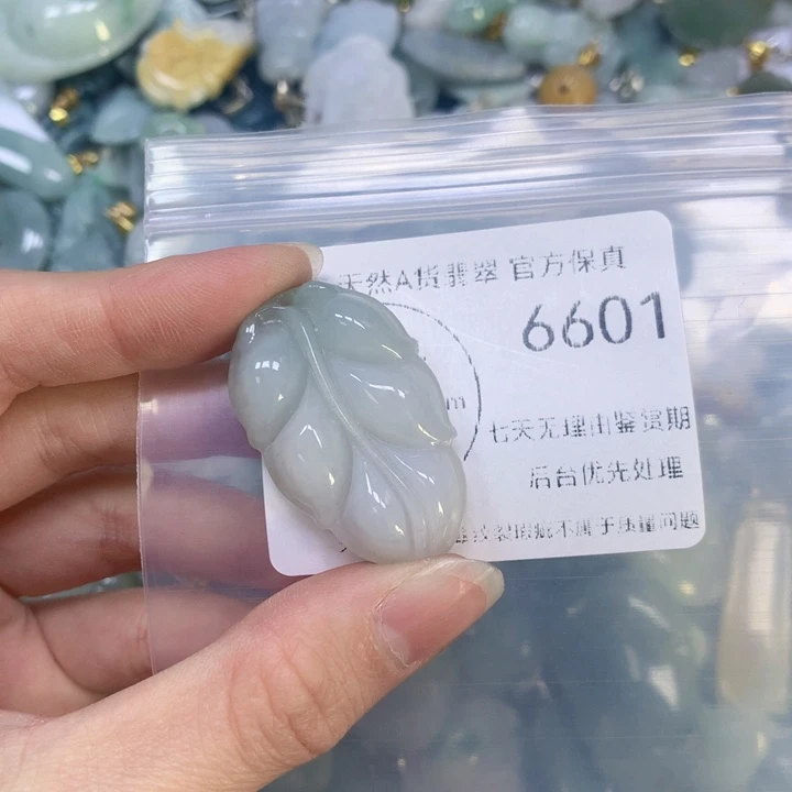 翡翠颈饰9K金镶嵌翡翠