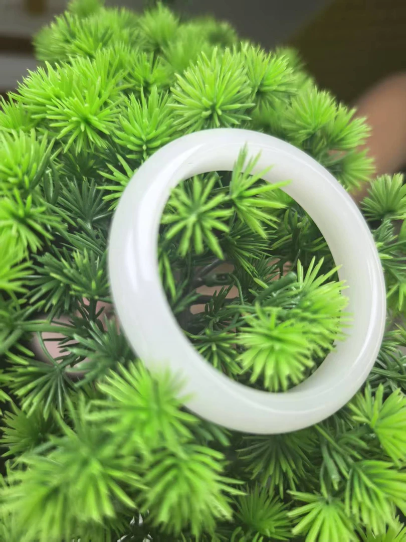 石英质玉天山翠送自己的时尚气质手镯白色女士百搭