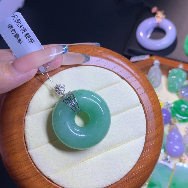 颈饰18K金镶嵌翡翠天然