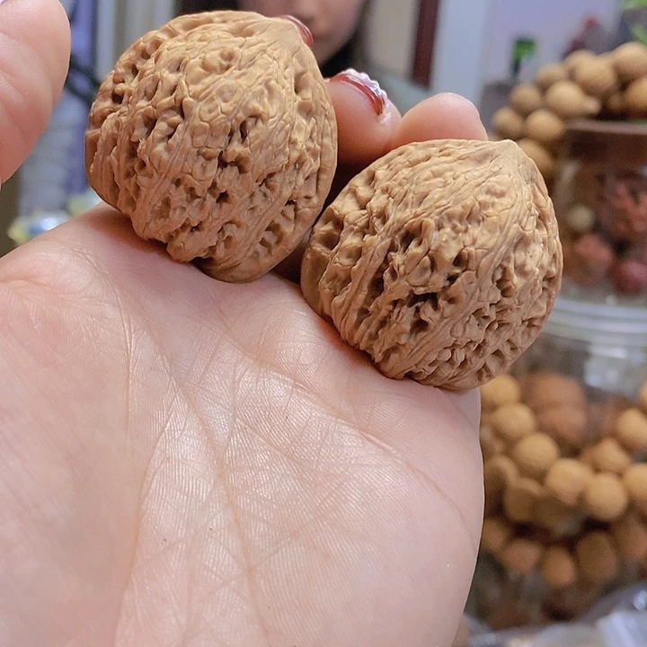 【闪购商品】文玩核桃把件38平谷绣球尖黄