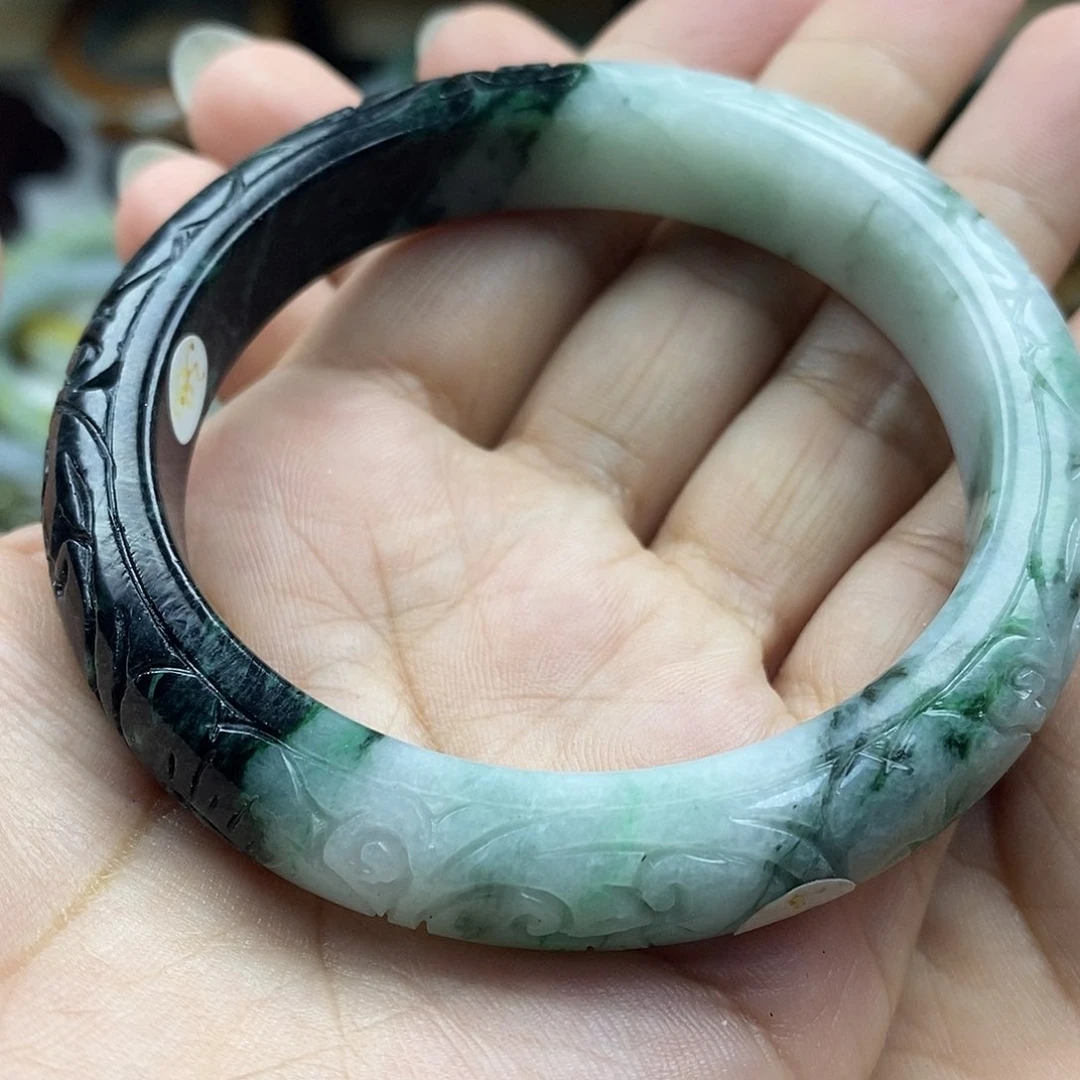 翡翠未镶嵌颈饰L**y手镯