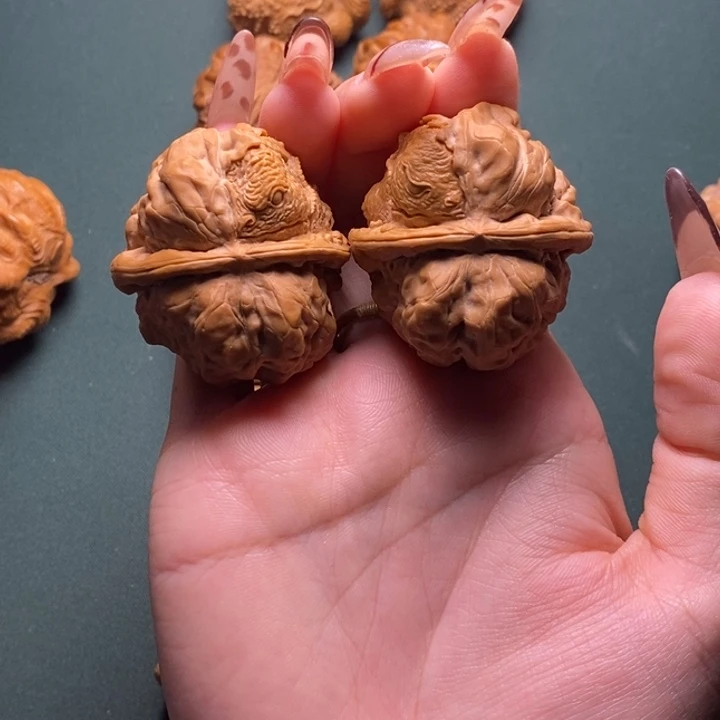 文玩核桃蛤蟆头单面蜕变